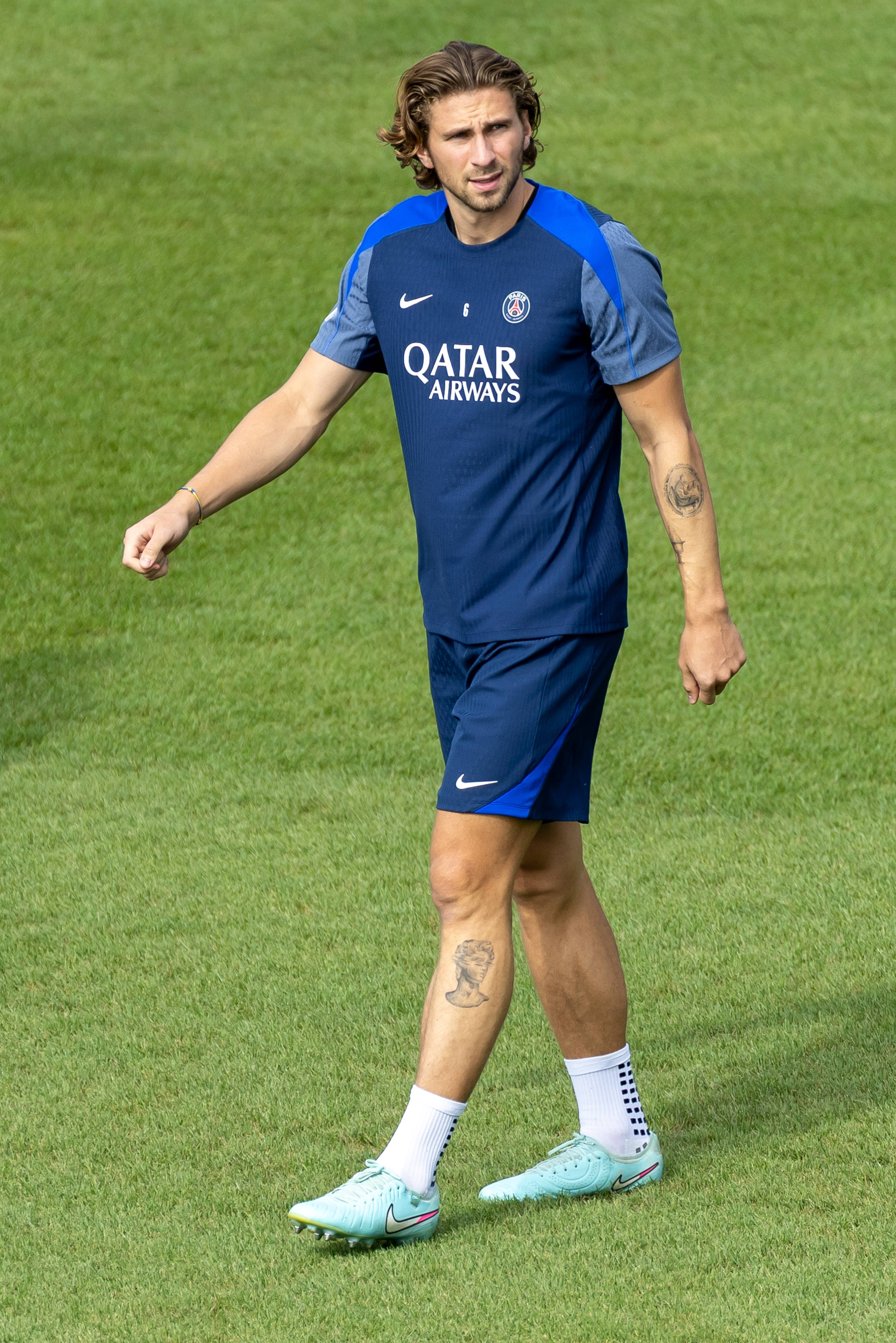 九洲官方在线注册-包含这也行？集结日巴黎圣日耳曼备战中超转会期上海海港备战意甲，今夜山东泰山备战葡超的词条